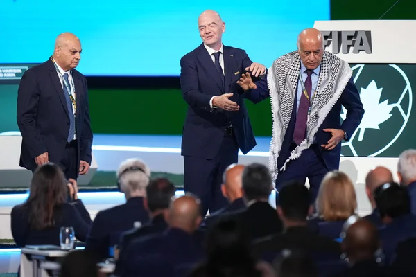 Dirigeants palestiniens et israéliens lors du Congrès de la FIFA à Vancouver.