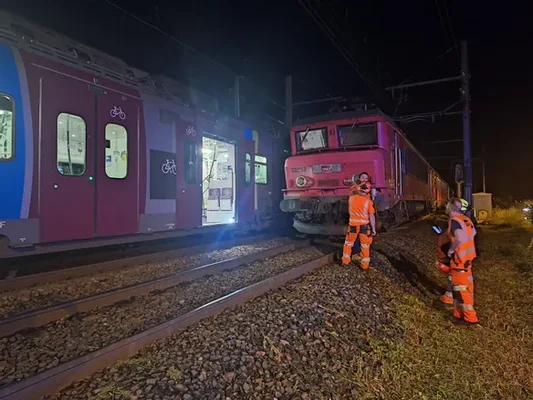 Agents SNCF intervenant sur les voies lors d'un incident nocturne.