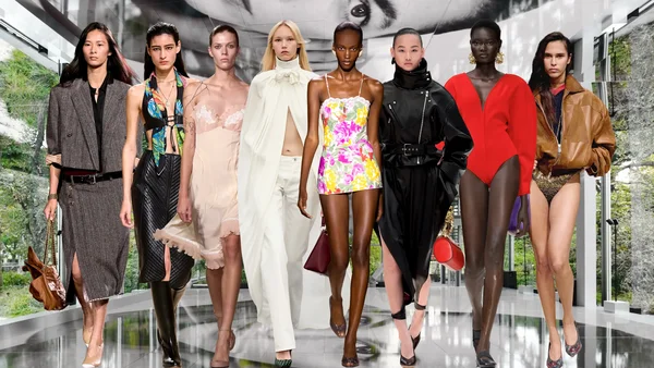 Défilé de mode présentant une variété de tenues sur un podium, avec un décor moderne.
