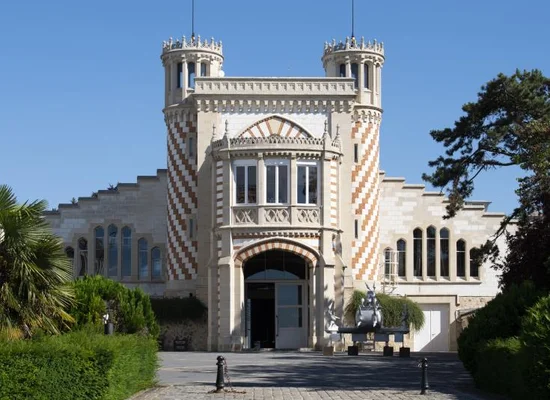 Siège de la Maison Pommery à Reims, un bâtiment emblématique de style néo-mauresque.