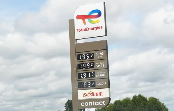 Panneau de prix d'une station TotalEnergies : les carburants en forte hausse.