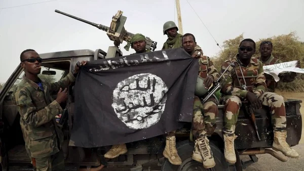 Soldats de l'armée nigériane exhibant un drapeau de Boko Haram lors d'une opération.
