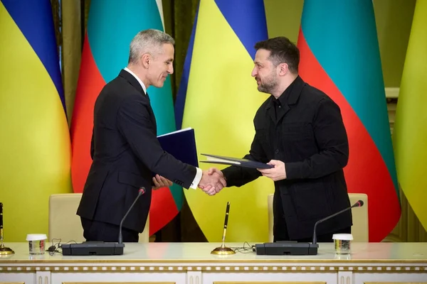 Signature d'un accord de défense entre l'Ukraine et la Bulgarie, avec les drapeaux ukrainien et lituanien en arrière-plan.