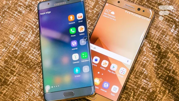 Galaxy S8 et Note 8 dans des coloris bleu et doré, sur fond doré.