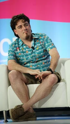 Palmer Luckey au CES 2026 à Las Vegas, vêtu d'une chemise à motifs et d'un short.