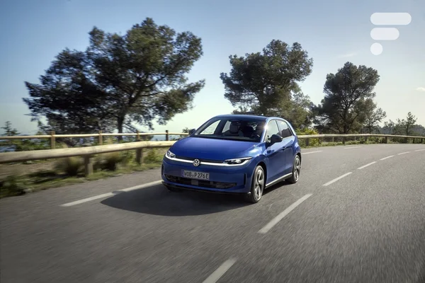 Volkswagen ID.3 électrique en action sur route sinueuse.