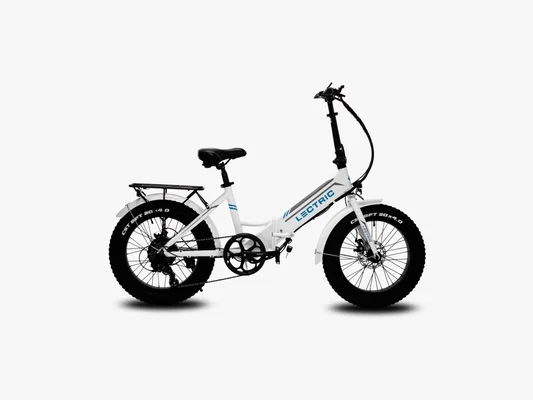 Le modèle Lectric XP blanc, un vélo électrique pliant aux pneus larges, présenté de profil.
