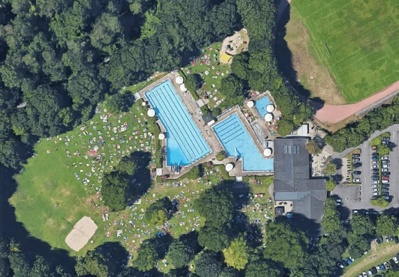 Vue aérienne de la piscine de plein air évacuée en Allemagne après l'incursion de Français sans payer.