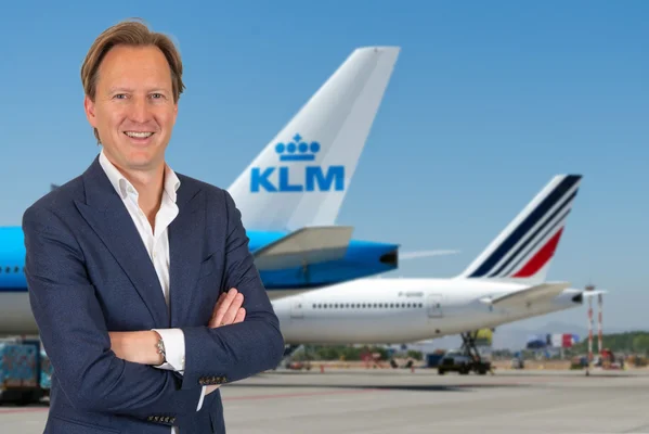 Benjamin Smith, DG d'Air France-KLM, devant des avions des deux compagnies.