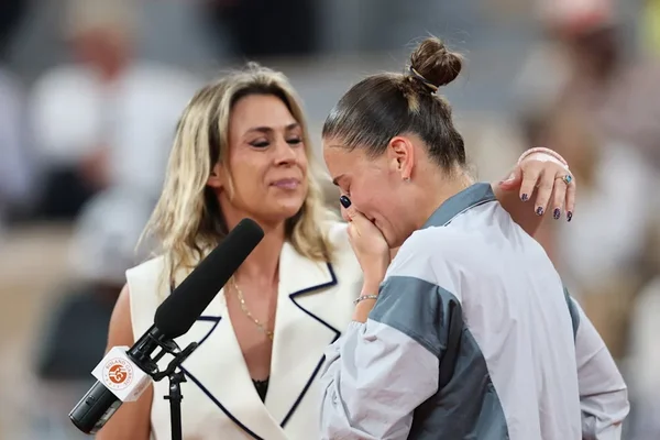 Marta Kostyuk, émue, réconfortée après sa victoire à Roland-Garros.