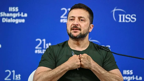 Volodymyr Zelensky prenant la parole au Shangri-La Dialogue.