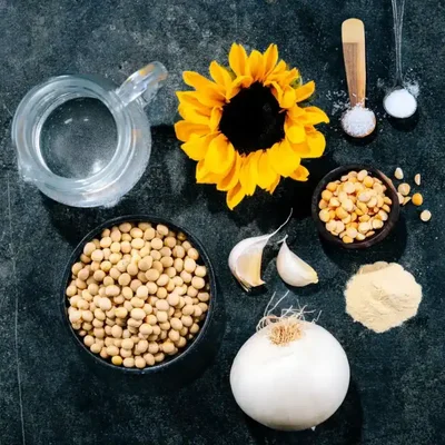 Ingrédients de cuisine : pois chiches, oignon, ail, pois cassés, sel et eau.