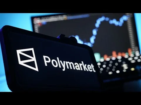 Smartphone affichant le logo de Polymarket, plateforme de paris prédictifs.