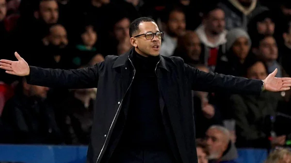 Liam Rosenior sur le terrain, entouré de la foule.