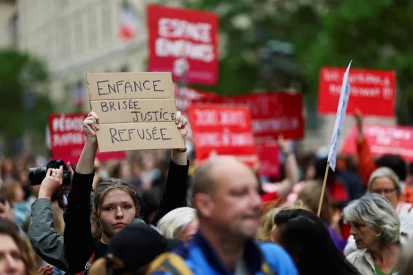 Des manifestants brandissent des pancartes lors d'un rassemblement contre les violences sexuelles.