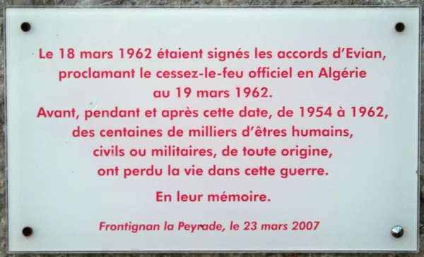 Plaque murale commémorant les morts de la guerre d'Algérie et la signature des accords d'Évian.