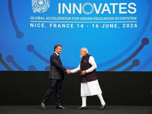 Poignée de main entre Emmanuel Macron et Narendra Modi lors du lancement de l'initiative éducative 'Innovates'.