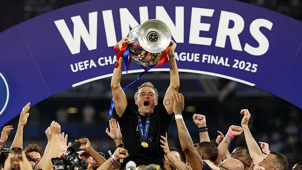 Lucas Digne célébrant la victoire en Ligue des champions 2025.