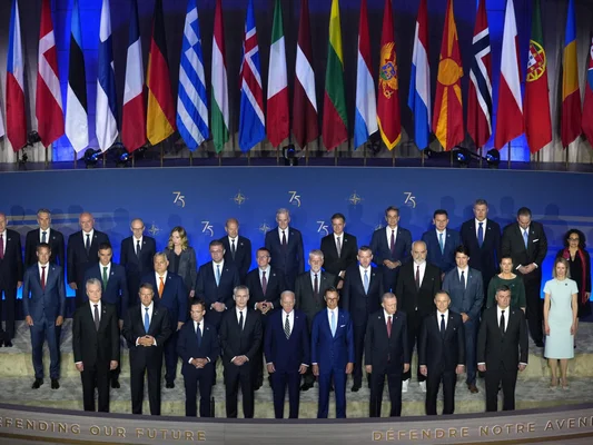 Photo officielle des dirigeants de l'OTAN lors du sommet de Washington, marquant le 75e anniversaire de l'Alliance.