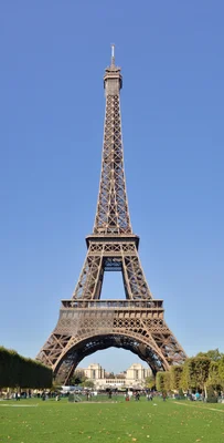 La tour Eiffel dominant le Champ-de-Mars, un symbole de Paris confronté au réchauffement.