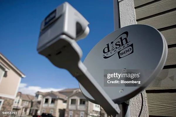 Antenne parabolique Dish Network installée sur le côté d'une maison.