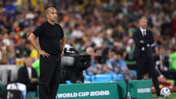 Sabri Lamouchi sur le bord du terrain lors d'un match de la Coupe du monde 2026.