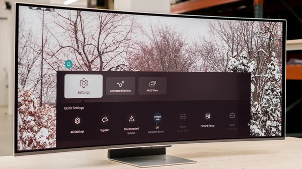 Menu des paramètres du Samsung Odyssey OLED G8 avec options de connectivité et multi-vue.