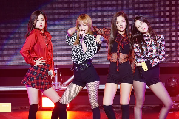 Blackpink en concert au YG x UNICEF Walking Festival en 2017, vêtues de tenues coordonnées sous les projecteurs.