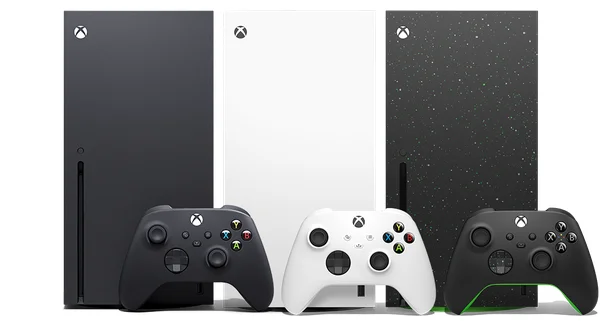 Trois Xbox Series X en noir carbon, blanc robot et édition spéciale verte, avec leurs manettes.