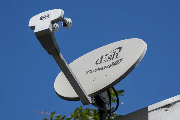 Antenne Dish Network TurboHD installée sur un toit, sous un ciel bleu dégagé.