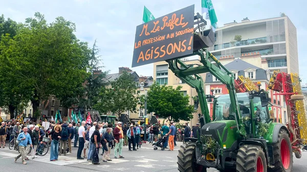 Un tracteur agricole portant un message adressé au préfet lors de la manifestation pour la protection de l'eau à Rennes.