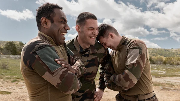 Soldats de l'armée de Terre riant lors d'une sortie en plein air.