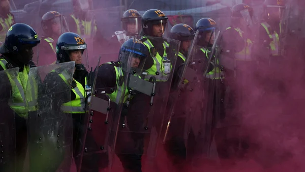 Policiers anti-émeute face à des manifestants lors des heurts à Southampton.