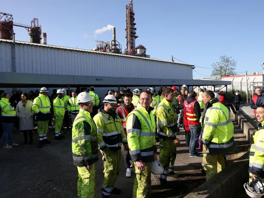 Des salariés de l'usine Fibre Excellence, réunis devant le site industriel, alors que le projet de reprise suscite des inquiétudes.