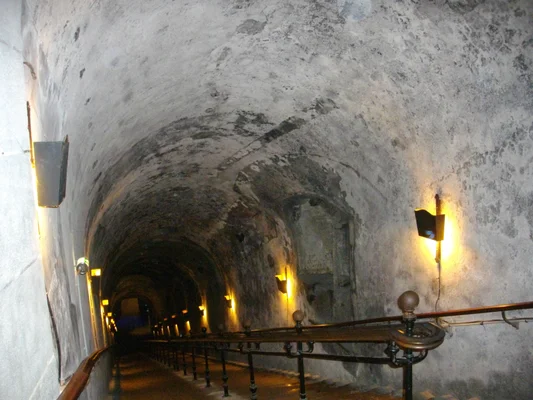 Les caves historiques de la maison Vranken-Pommery à Reims, un dédale de galeries voûtées en pierre.