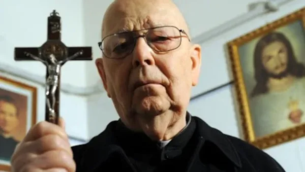 Un exorciste romain tenant un crucifix, symbole de son combat spirituel.
