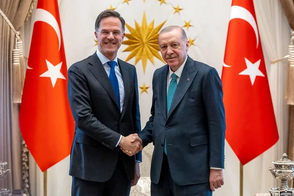Le secrétaire général de l'OTAN serrant la main d'un responsable turc lors d'une visite préparatoire au sommet d'Ankara.