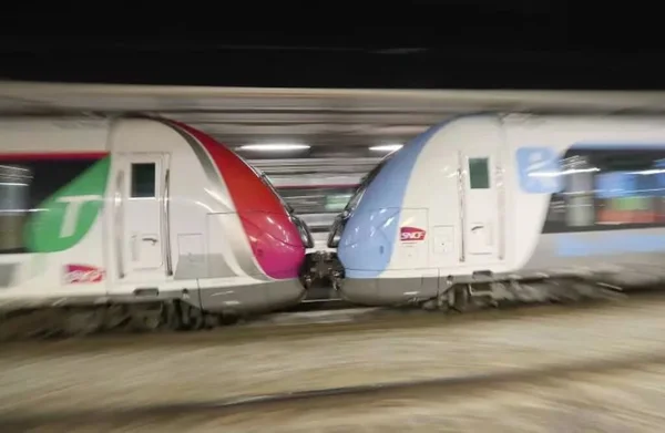 Trains SNCF en gare, illustrant les perturbations ferroviaires en Île-de-France.