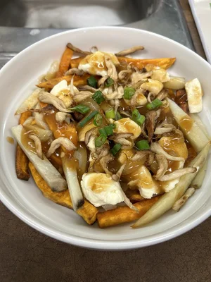 Poutine forestière aux champignons gourmets et au sirop d'érable, un plat typiquement québécois.