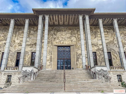 Façade du Palais de la Porte Dorée avec son bas-relief sculpté.