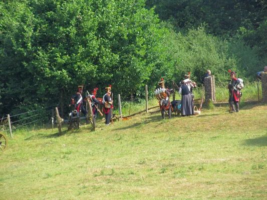 Reconstitution de la bataille de Waterloo en 2017, montrant des soldats en uniformes d'époque près d'un canon.