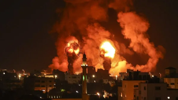 Frappes aériennes en représailles aux tirs de roquettes, visibles dans le ciel nocturne.