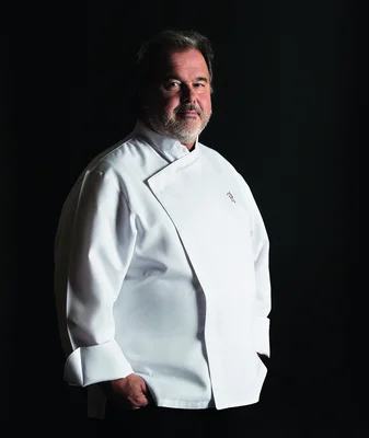 Portrait de Pierre Hermé, pâtissier de renom.