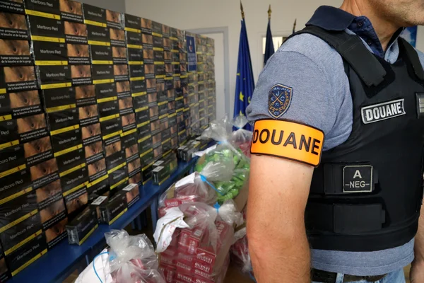 Un douanier lors d'une saisie de stupéfiants et de cigarettes de contrebande.