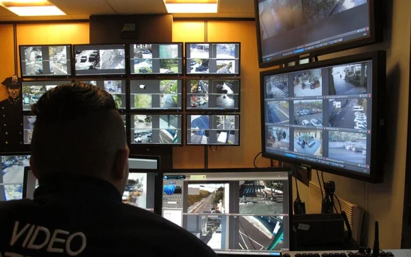 Opérateur dans un centre de surveillance urbaine de la police à Pontoise, surveillant des écrans de vidéosurveillance.