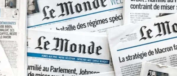 Exemplaires du Monde empilés, rappelant l'absence d'édition en raison de la grève des éditeurs et correcteurs.