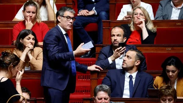 Olivier Faure prenant la parole dans l'hémicycle.