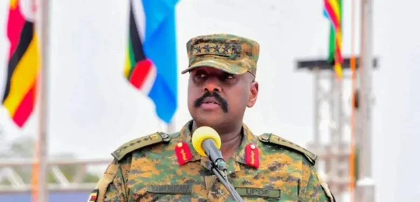 Le chef de l'armée ougandaise Muhoozi Kainerugaba s'adresse à la presse.