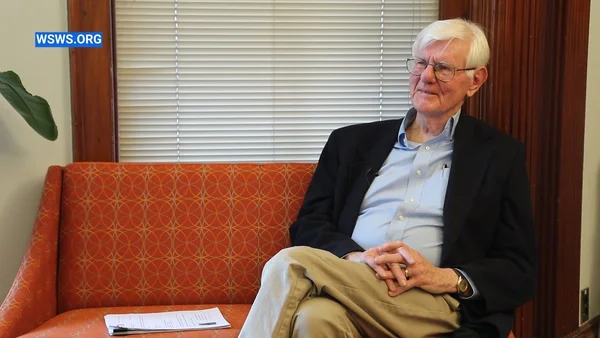 Portrait de Gordon Wood devant une bibliothèque.