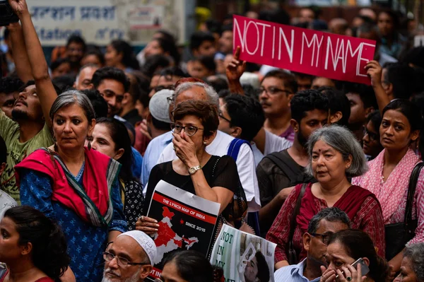 Des manifestants protestant contre les crimes de haine anti-musulmans en Inde, avec une pancarte 'THE LYNCH MAP OF INDIA'.